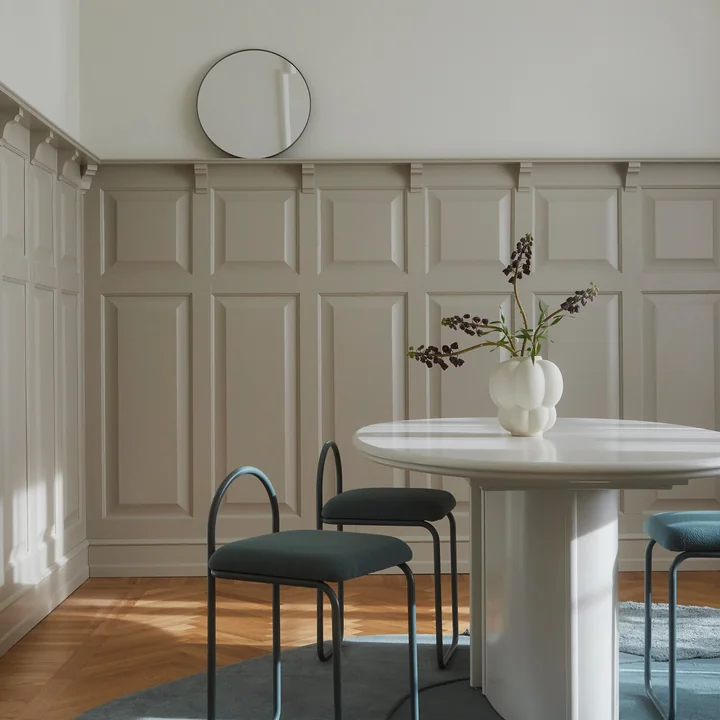 De UVA-vaas van AYTM in de kleur crème