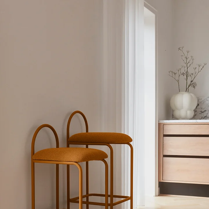 De UVA-vaas van AYTM in de kleur crème