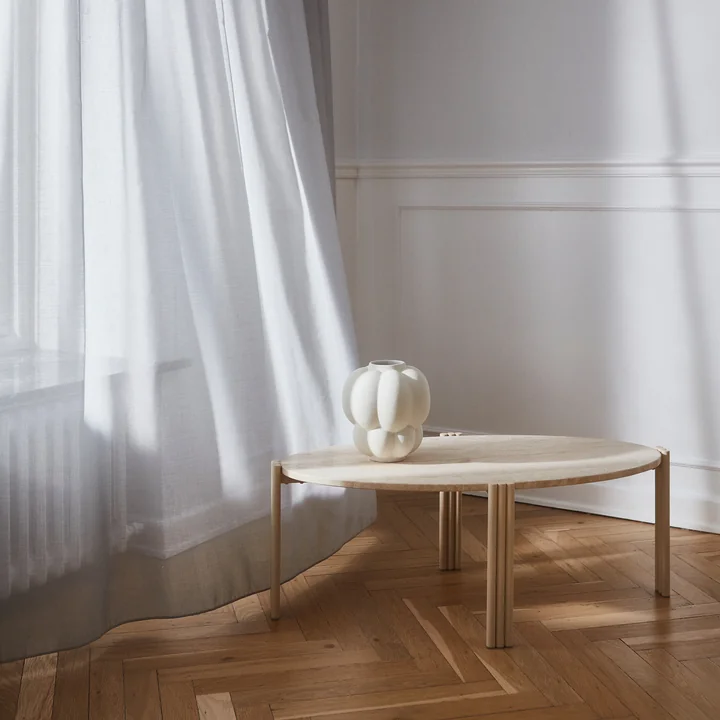 De UVA-vaas van AYTM in de kleur crème