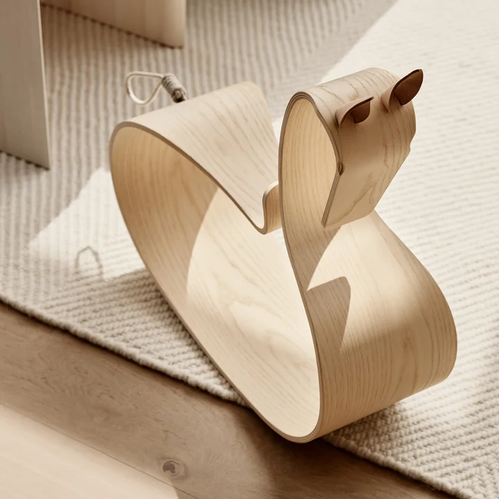 Hobbelpaard van Fritz Hansen in essenhout