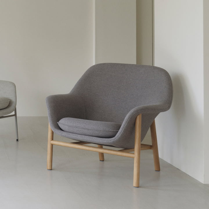 Drape Lounge Chair, laag, eiken, Main Line Flax 26 van Normann Copenhagen