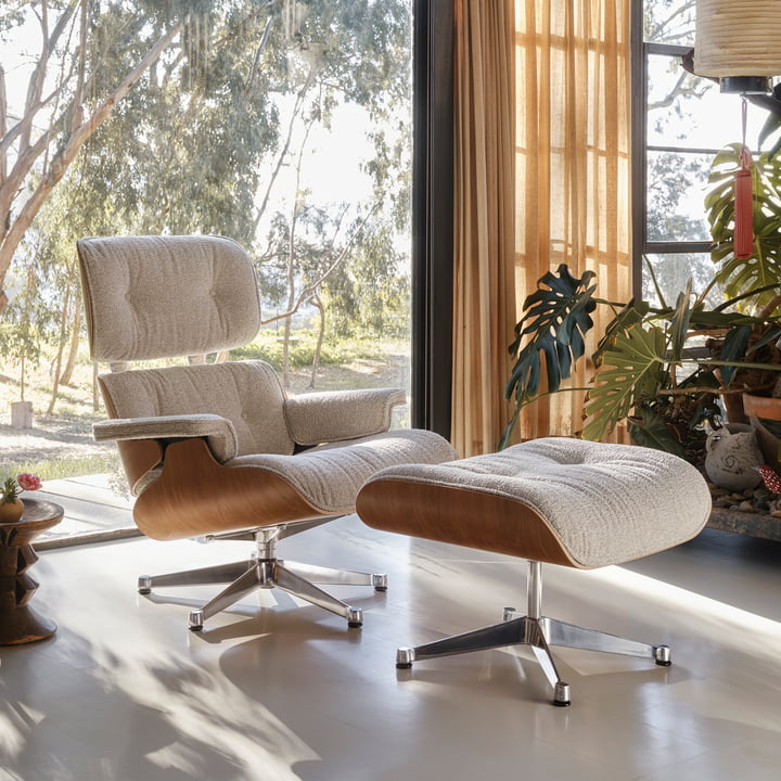 Vitra - Lounge Chair & Ottoman, gepolijst, kersen, Nubia, crème / zand (nieuwe afmetingen)