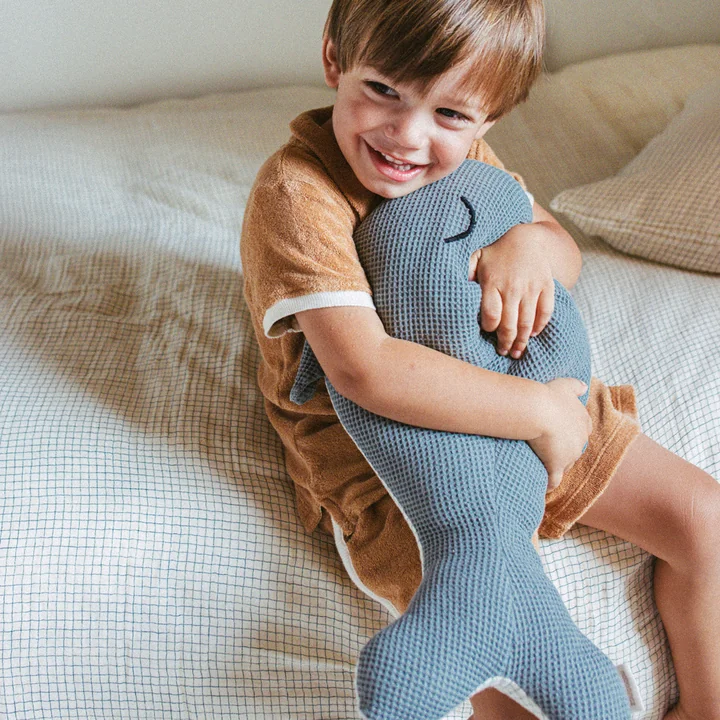 Nobodinoz - Wabi Sabi Kussen, walvis, 42 x 20 cm, azuurblauw