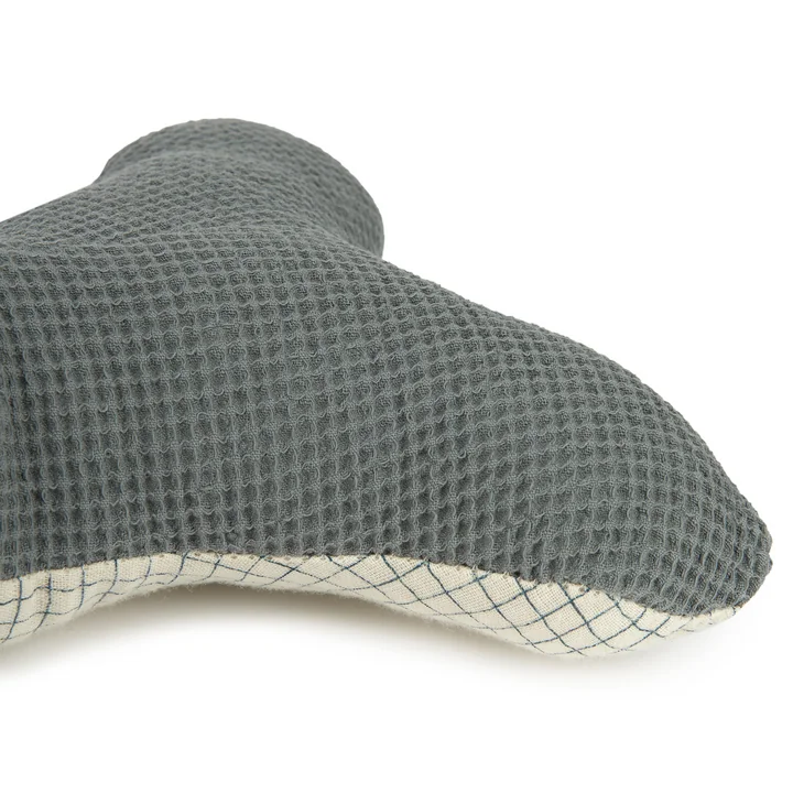 Nobodinoz - Wabi Sabi Kussen, walvis, 42 x 20 cm, azuurblauw