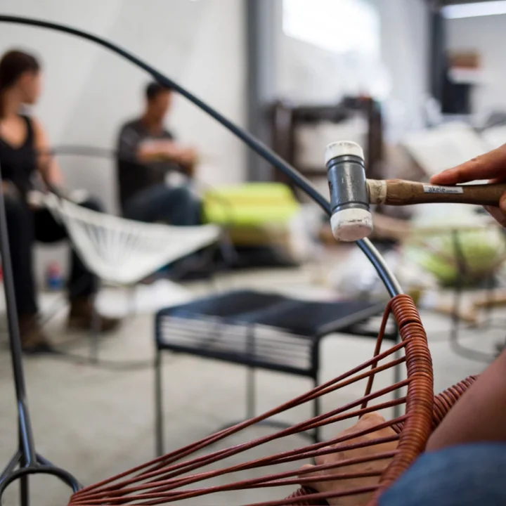 Acapulco Chair Leer, cognac / zwart van Acapulco Design