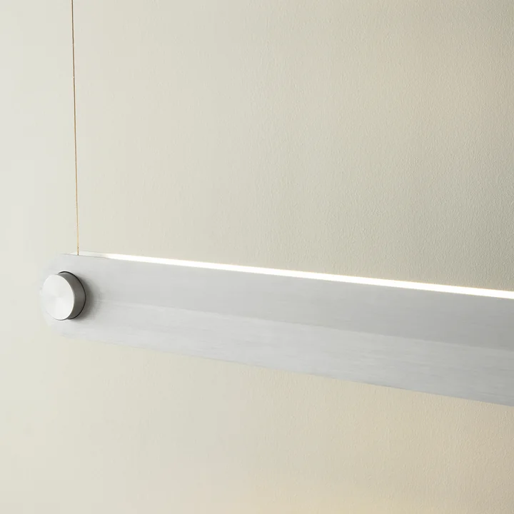 Dim Linear pendelarmatuur, geborsteld aluminium van Normann Copenhagen