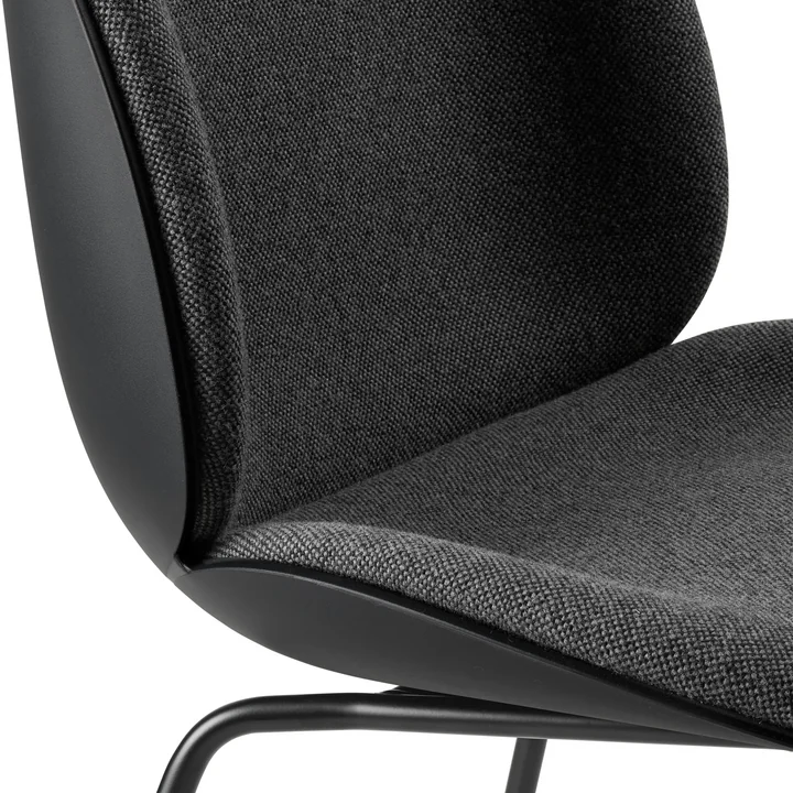 Gubi - Beetle Dining Chair Bekleding voorkant (Conic Base), zwart / Hallingdal 65 (173)