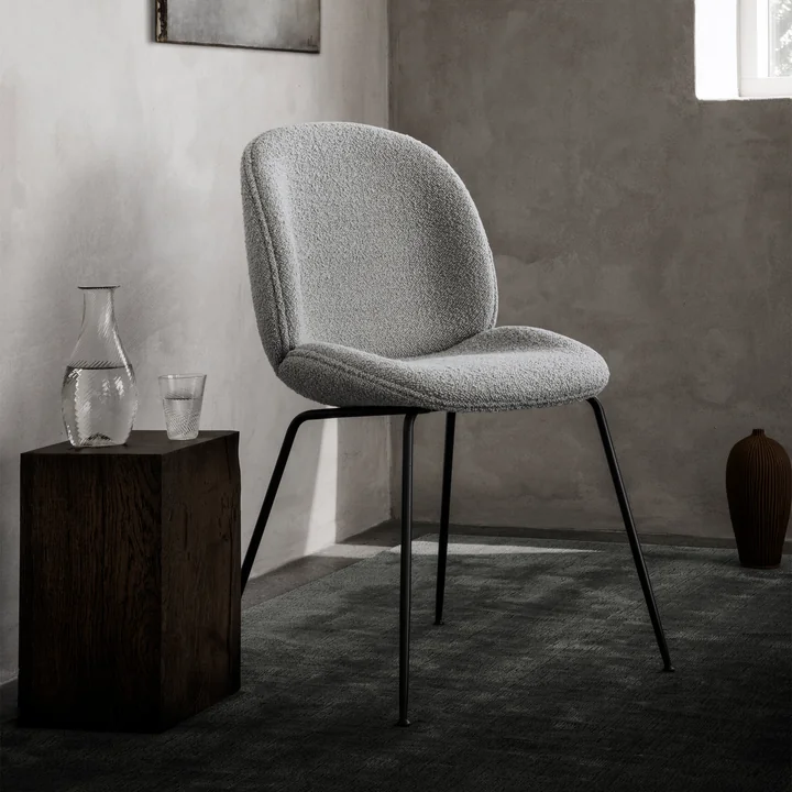 Gubi - Beetle Dining Chair Volledig gestoffeerd (Plastic onderstel), Zwart