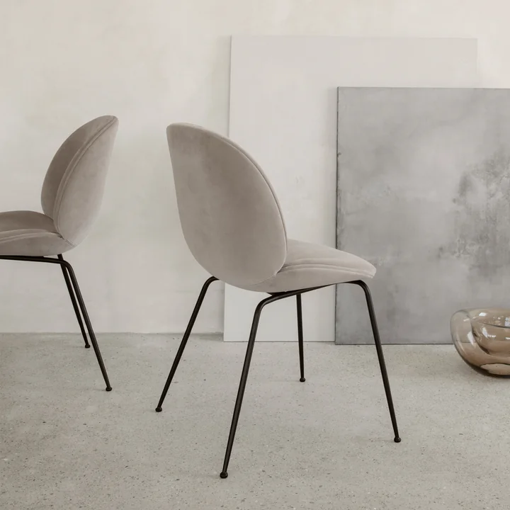 Gubi - Beetle Dining Chair Volledig gestoffeerd (Plastic onderstel), Zwart