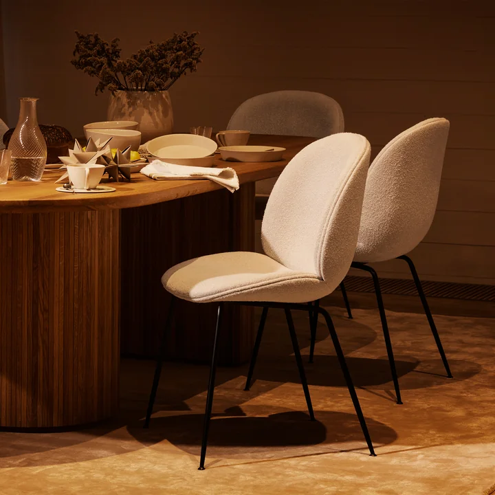 Gubi - Beetle Dining Chair Volledig gestoffeerd (Plastic onderstel), Zwart