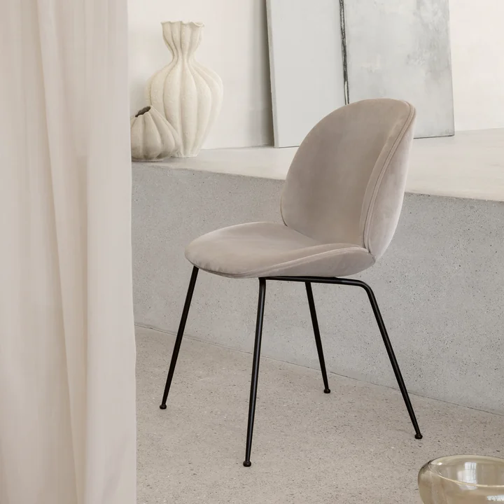 Gubi - Beetle Dining Chair Volledig gestoffeerd (Plastic onderstel), Zwart