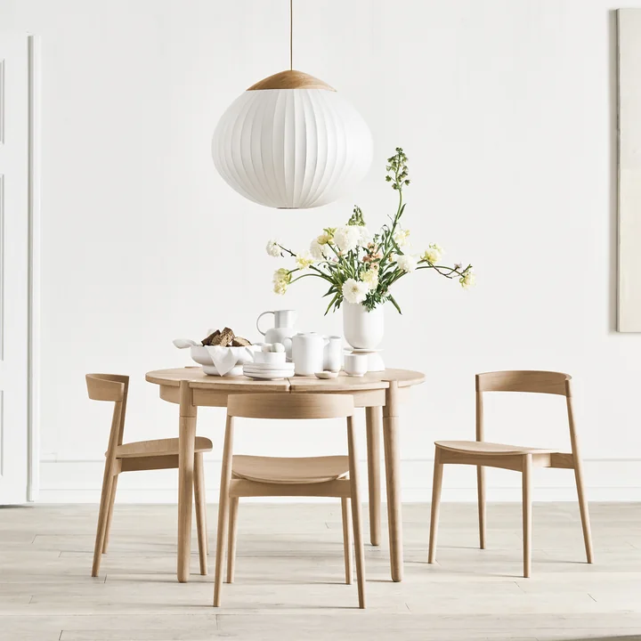 Acorn Hanglamp Ø 64 cm, geolied eiken / mat opaal glas van Bolia