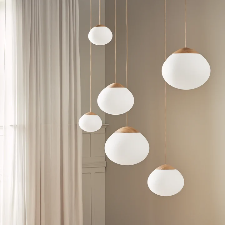 Acorn Hanglamp, geolied eiken / mat opaal glas van Bolia