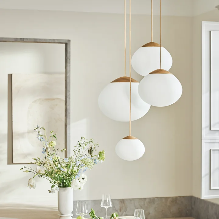 Acorn Hanglamp, geolied eiken / mat opaal glas van Bolia