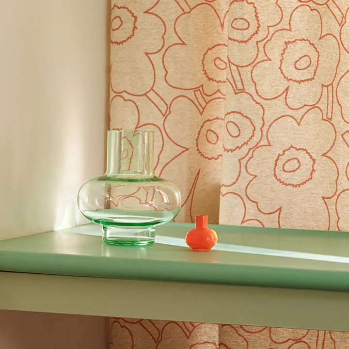Umpu vaas, lichtgroen en Mini vaas, oranje van Marimekko