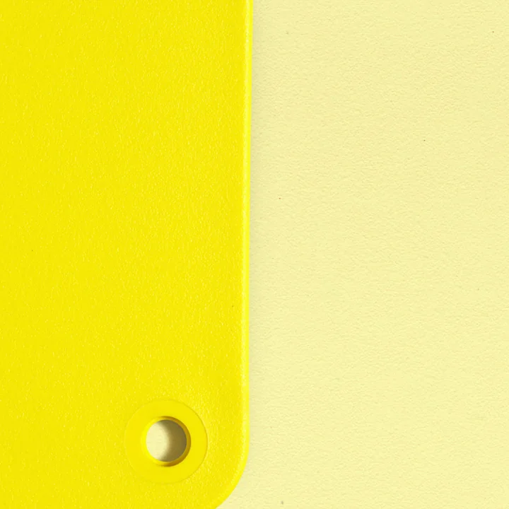 Vitra Eames Plastic RE materiaalmonsters in de kleuren sunlight en citron