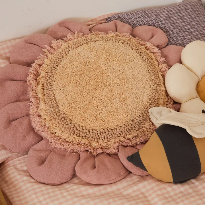 Pink Daisy Vloerkussens van Lorena Canals