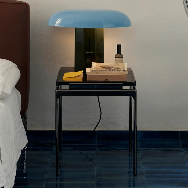 Sett Side Table LN11 rookglas / donker chroom van & Tradition