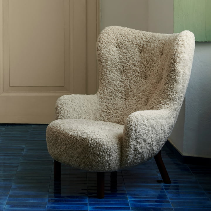 Petra Lounge Chair VB3 hoge rug, geolied notenhout / Moonlight schapenvacht van & Tradition