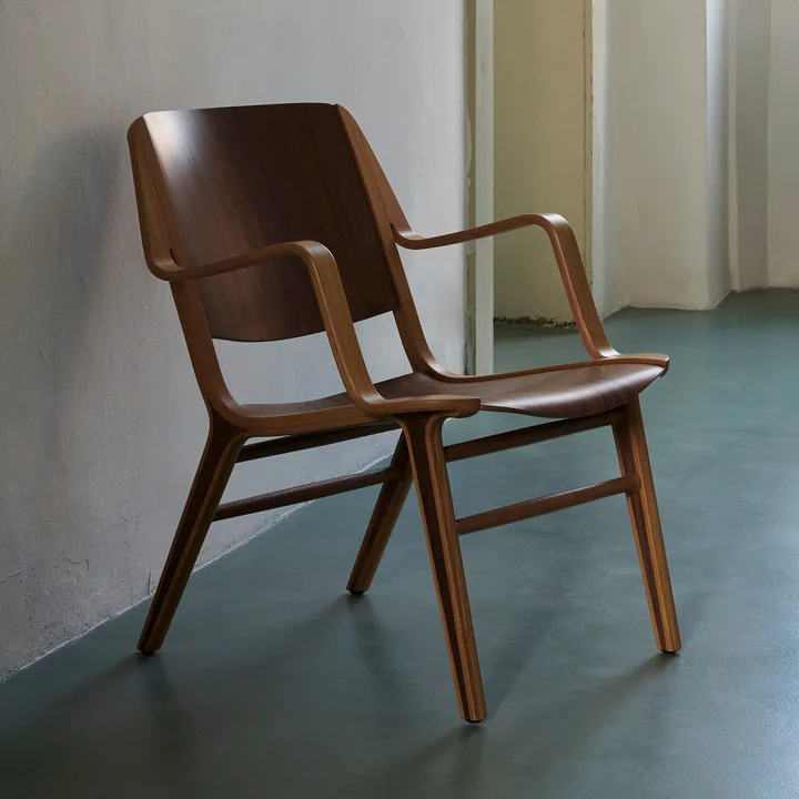 AX Lounge Chair met armleuningen HM11, noten/eiken gelakt door & Tradition