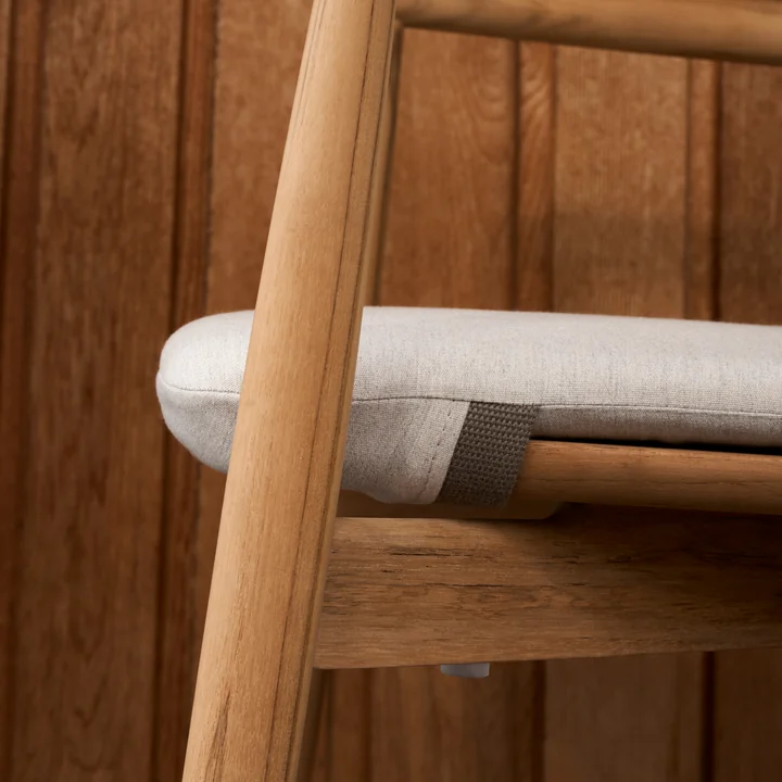 Embrace Tuinstoel, onbehandeld teakhout van Carl Hansen