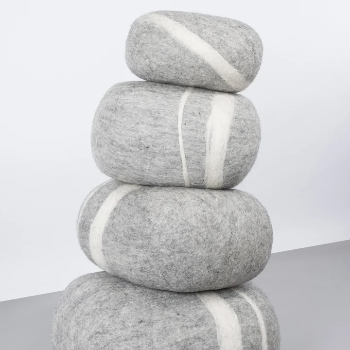 Myfelt-carl-filz-kieselstein-grau-Stapel-Lifestyle-2