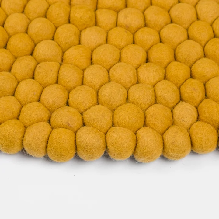 Myfelt-Klara-filzkugelteppich-rund-senfgelb-draufsicht-nah-Detail-2