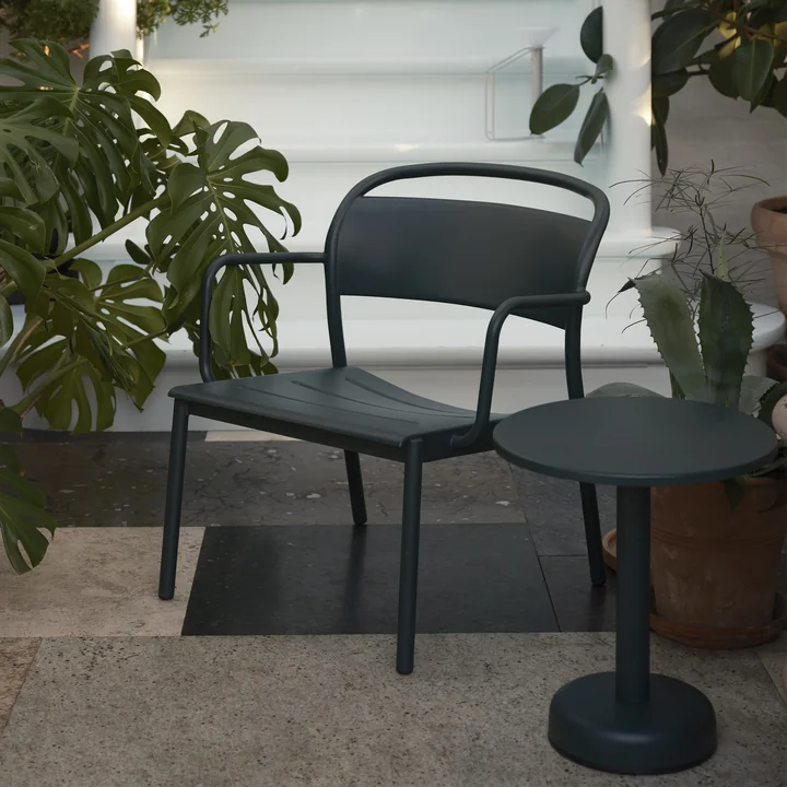 Linear Steel Lounge Armchair antraciet zwart RAL 7022 van Muuto