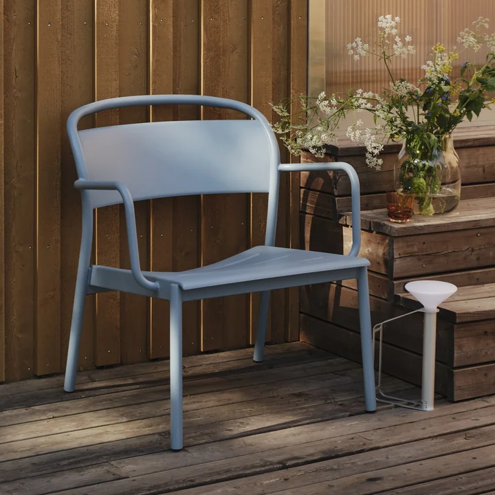 Linear Steel Lounge Armchair lichtblauw NCS 4020-B van Muuto