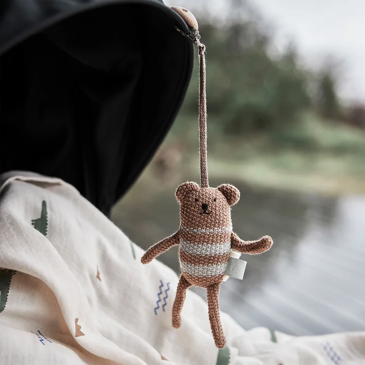 Bella Beer rammelaar, bruin gemêleerd van OYOY Mini