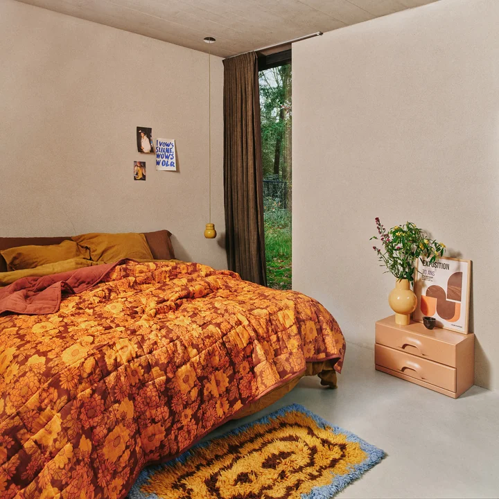 Ingelijst kunstwerk en wollen vloerkleed van HKliving