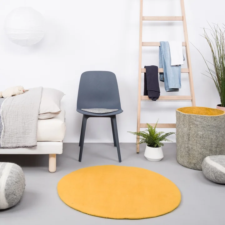 myfelt-Klara-Filzteppich-120-cm-senfgelb-Lifestyle-2