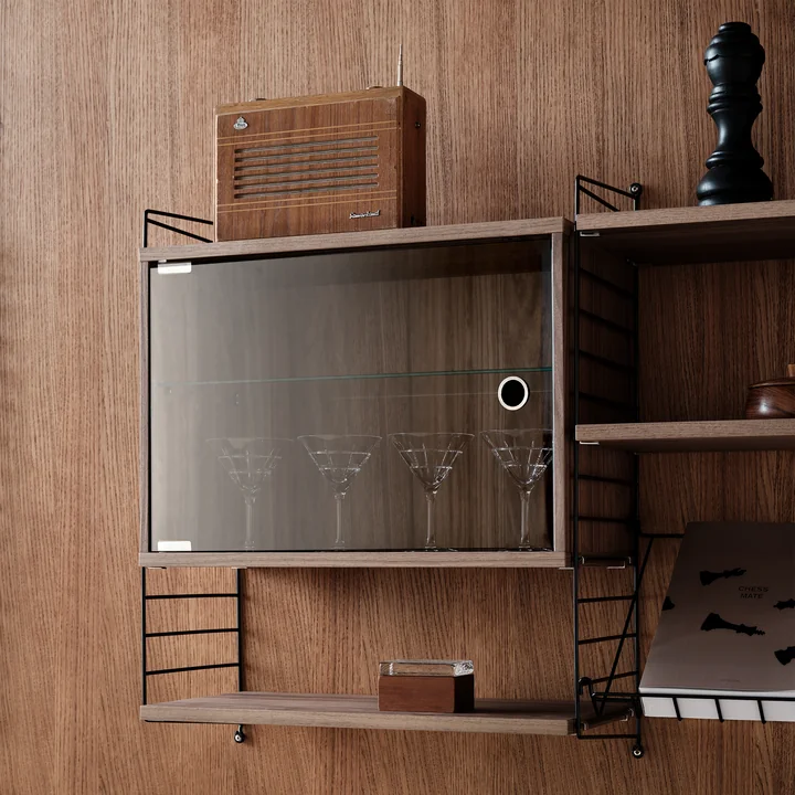 String - Vitrinekast met zwaaiende glazen deur, B 58 x D 30 cm, walnoot