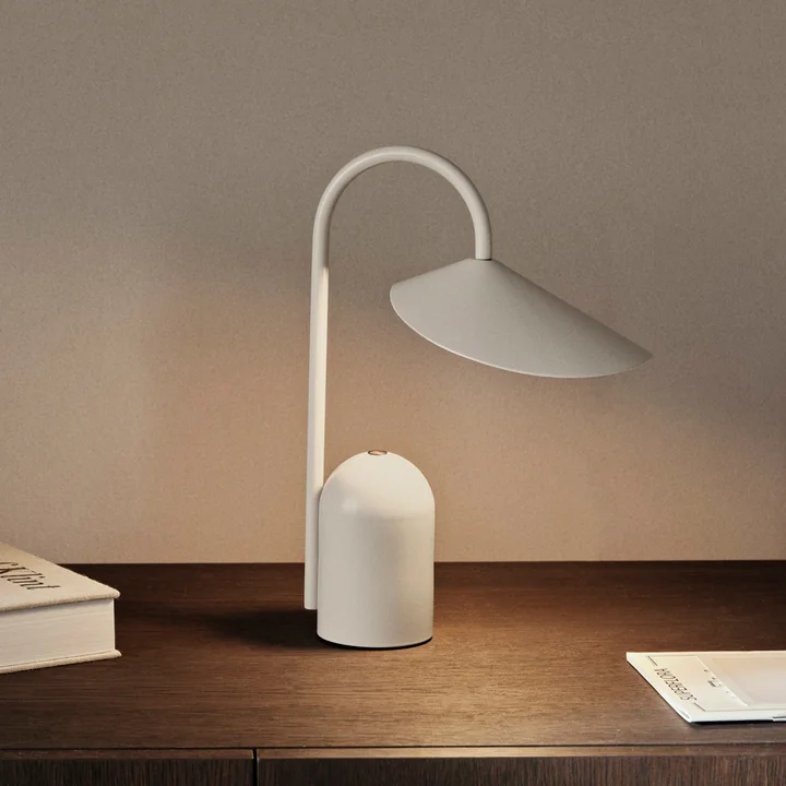 Arum Oplaadbare LED tafellamp, cashmere van Ferm Living