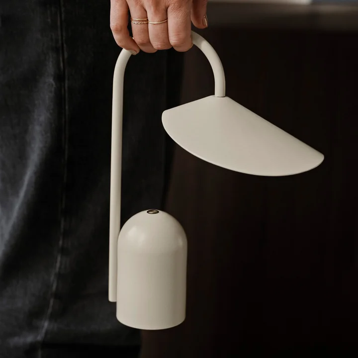 Arum Oplaadbare LED tafellamp, cashmere van Ferm Living
