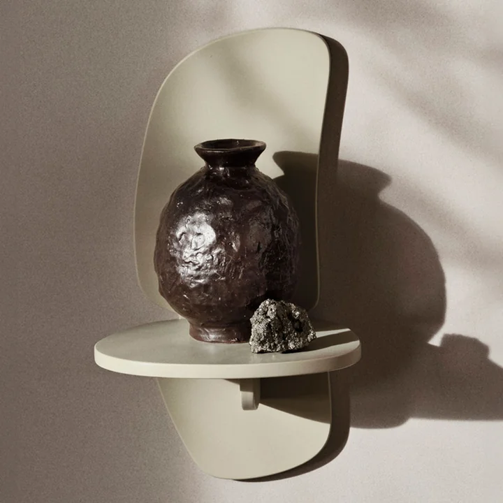 Doro vaas en Pilu wandplank, H40, kasjmier by Ferm Living