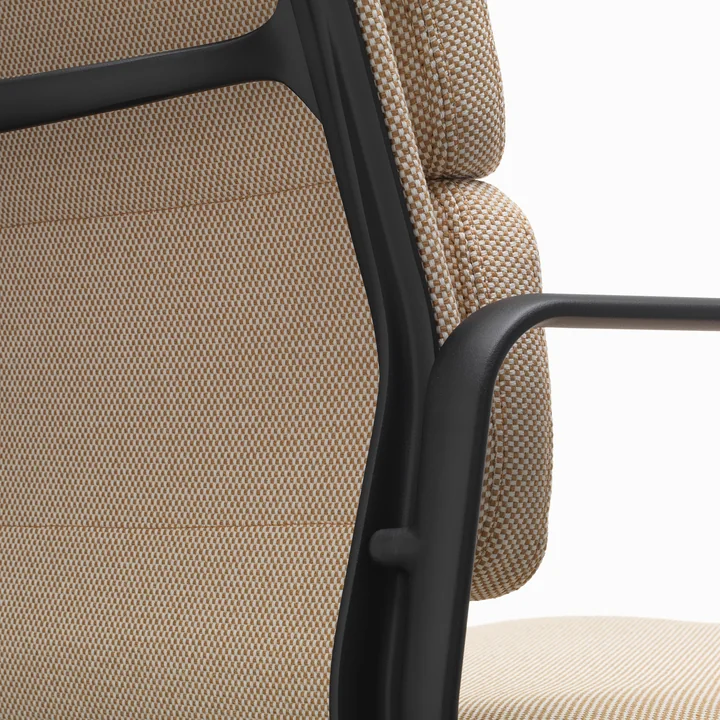 EA 231 Soft Pad Bureaustoel met armleggers diepzwart, draaibaar, Laser RE, papyrus/crème van Vitra