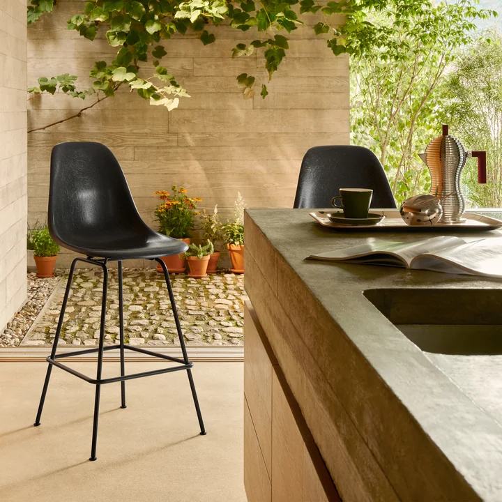 Eames Fiberglass Barkruk medium, basic dark / olifant hide-grijs by Vitra