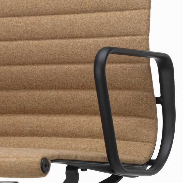 EA 132 Bureaustoel met armleggers diepzwart, draaibaar, Cosy 2, papyrus van Vitra