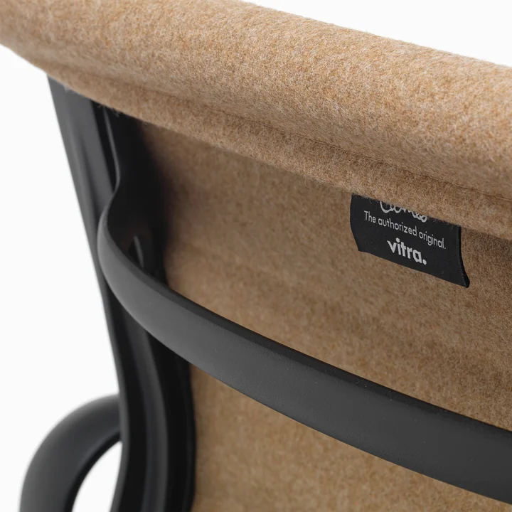 EA 132 Bureaustoel met armleggers diepzwart, draaibaar, Cosy 2, papyrus van Vitra