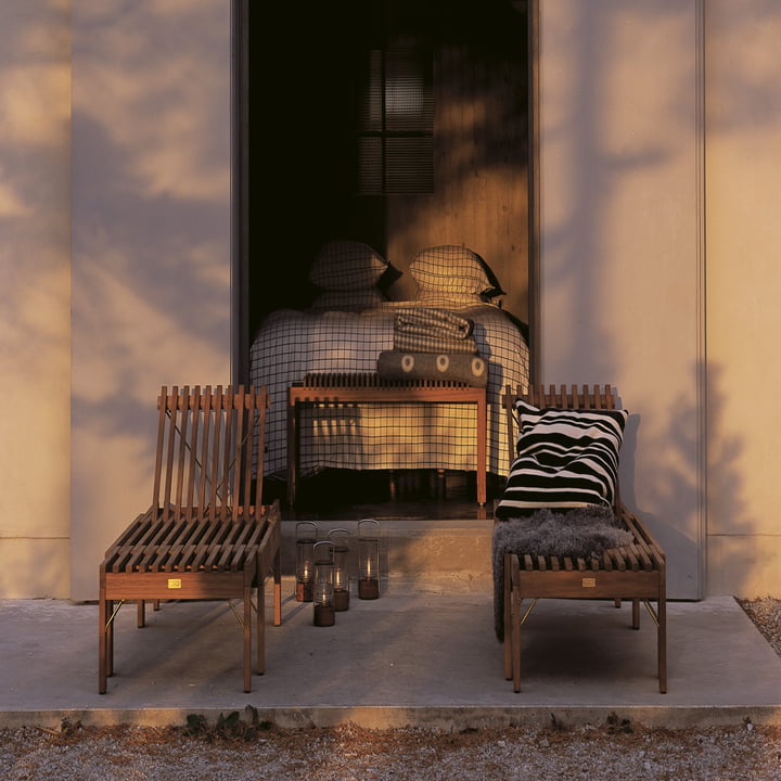 De Riviera Ligstoelen uit Skagerak op een houten balkon