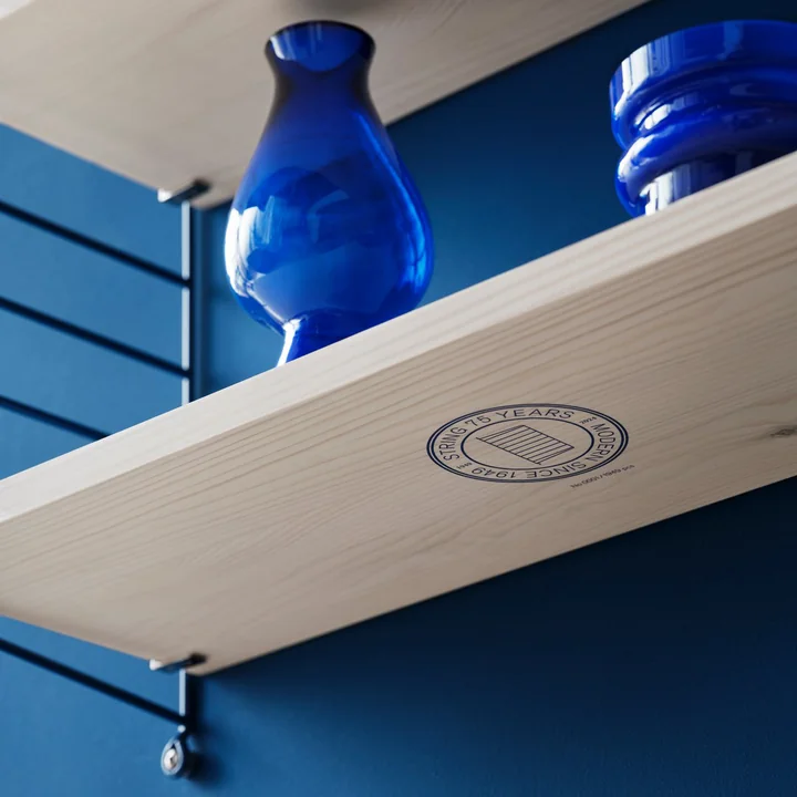 String - 1949-2024 Wandplank, wit geolied grenen / blauw (7 5. jubileumeditie)