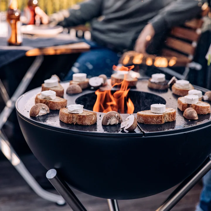 Bowl 57 Plancha grillset van höfats in de drievoet, hoge uitvoering