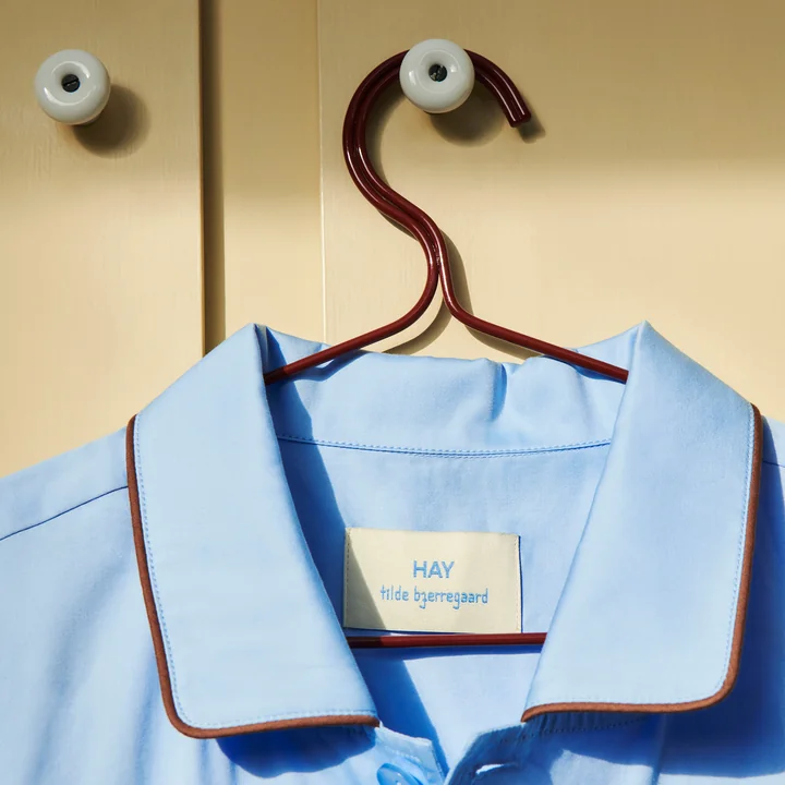 Kleur kleerhanger, kastanjebruin rood van HAY