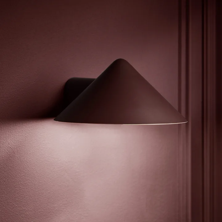 Grasp LED oplaadbare wandlamp, beetroot mat by Frandsen