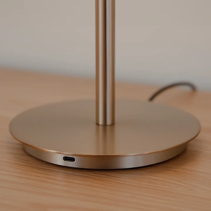 Audrey LED tafellamp, messing van Umage