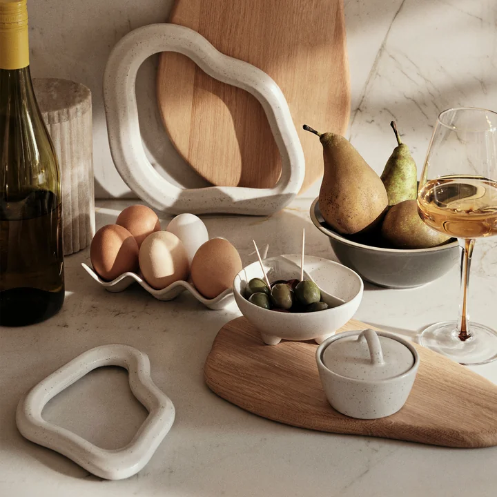 Nordic Vanilla eierbakje, olijvenbakje, dienblad met deksel van Broste Copenhagen