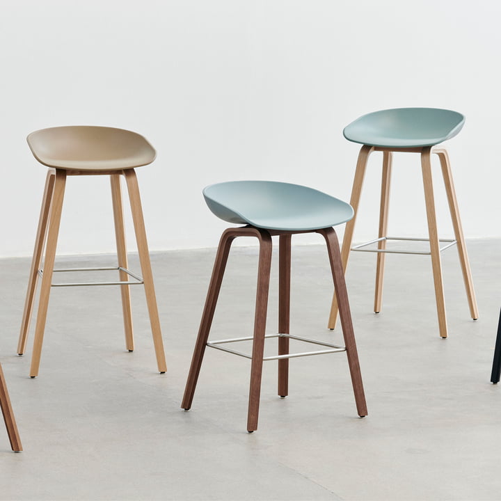 Hay About A Stool AAS - 32, walnoot gelakt / roestvrij staal / stofblauw