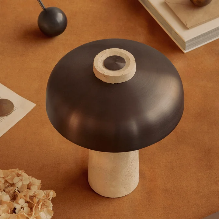 Audo - Reverse LED tafellamp, gebronsd messing, travertijn steen