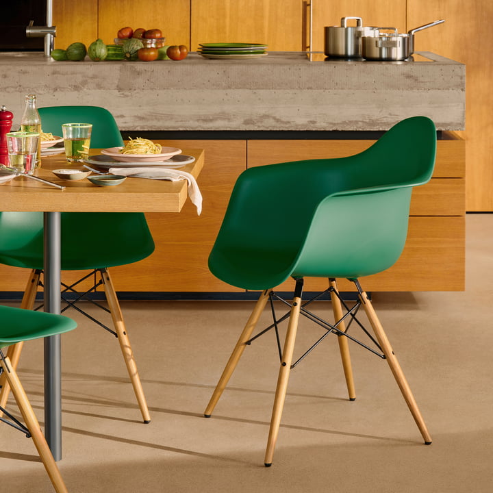 Vitra Eames Plastic Armchair DAW - RE, esdoorn geelachtig / smaragdgroen (vilt glijdt basis donker)